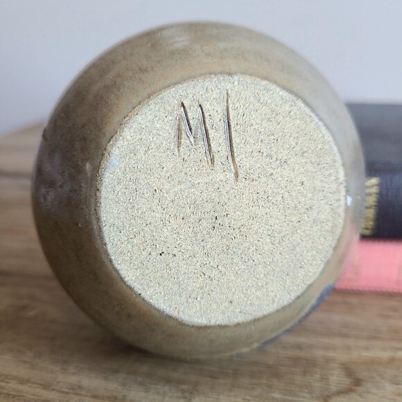 Hand made pottery signed by artist. Small ceramic vase. Bud vase. - Picture 6 of 6